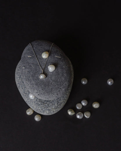 Nest Pearl Necklace White Gold